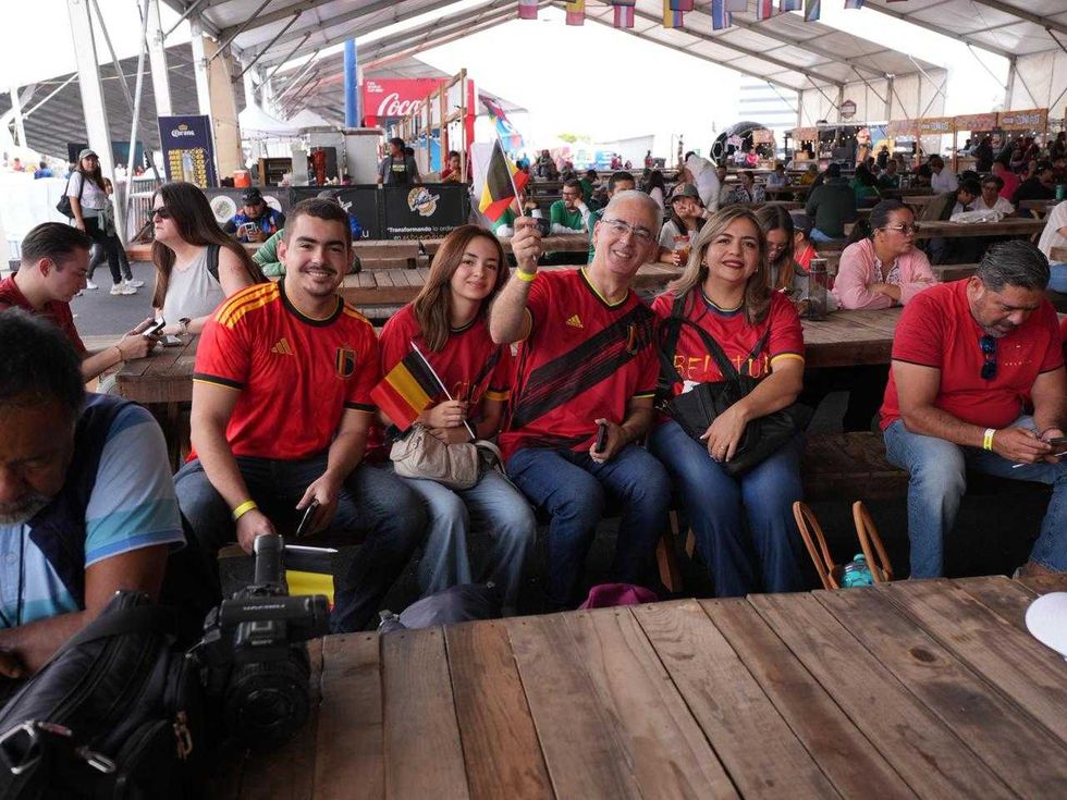 Cientos de aficionados observan un partido del Mundial en la pantalla gigante del M\u00e9xicQ Zona Fest, bajo banderas de distintos pa\u00edses