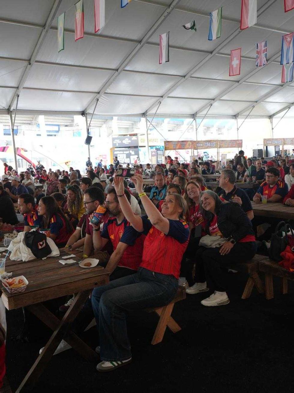 Cientos de aficionados observan un partido del Mundial en la pantalla gigante del M\u00e9xicQ Zona Fest, bajo banderas de distintos pa\u00edses