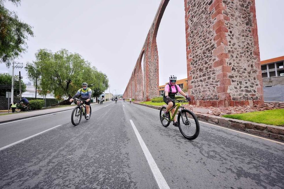 Cientos de familias y ciclistas circulan sobre la Calzada de los Arcos durante la V\u00eda Recreativa en Quer\u00e9taro.