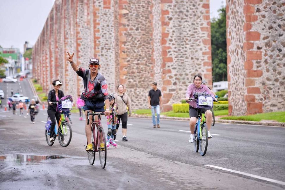 Cientos de familias y ciclistas circulan sobre la Calzada de los Arcos durante la V\u00eda Recreativa en Quer\u00e9taro.