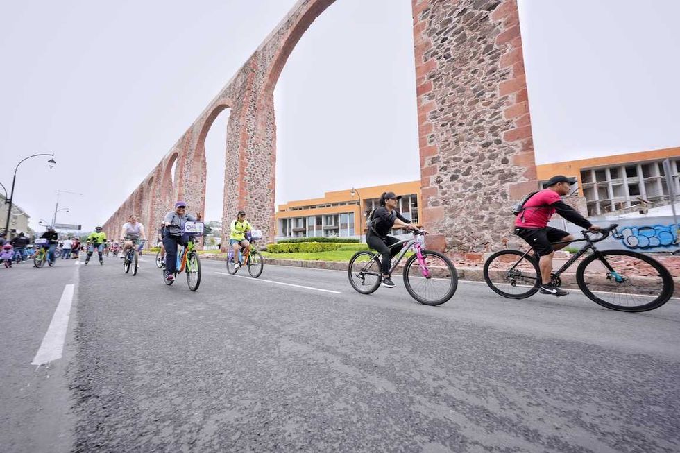 Cientos de familias y ciclistas circulan sobre la Calzada de los Arcos durante la V\u00eda Recreativa en Quer\u00e9taro.