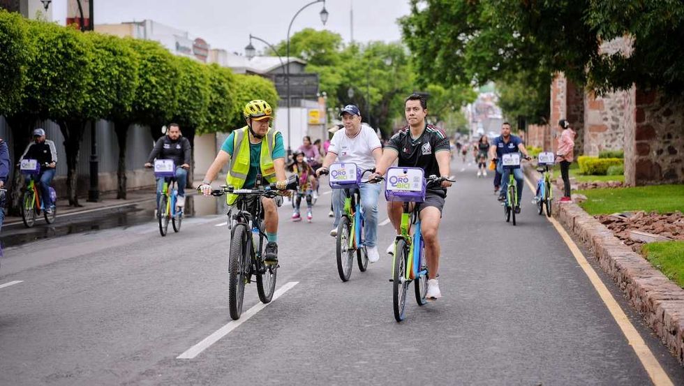 Cientos de familias y ciclistas circulan sobre la Calzada de los Arcos durante la V\u00eda Recreativa en Quer\u00e9taro.