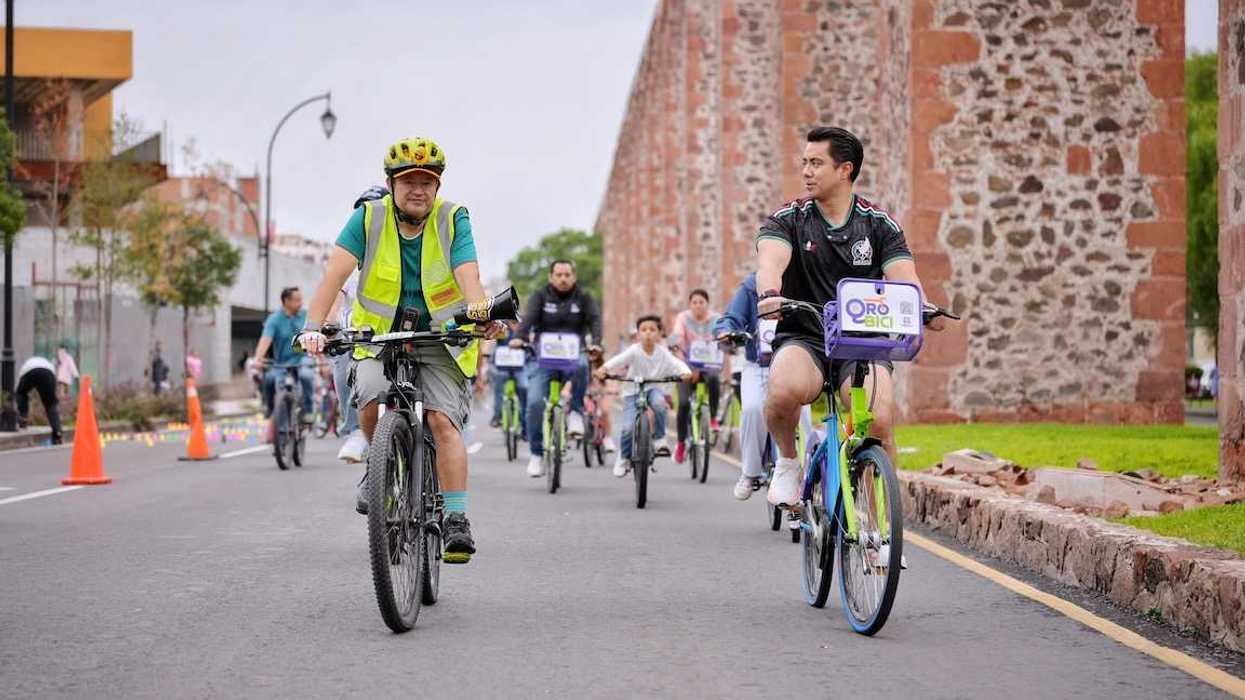 Cientos de familias y ciclistas circulan sobre la Calzada de los Arcos durante la Vía Recreativa en Querétaro.