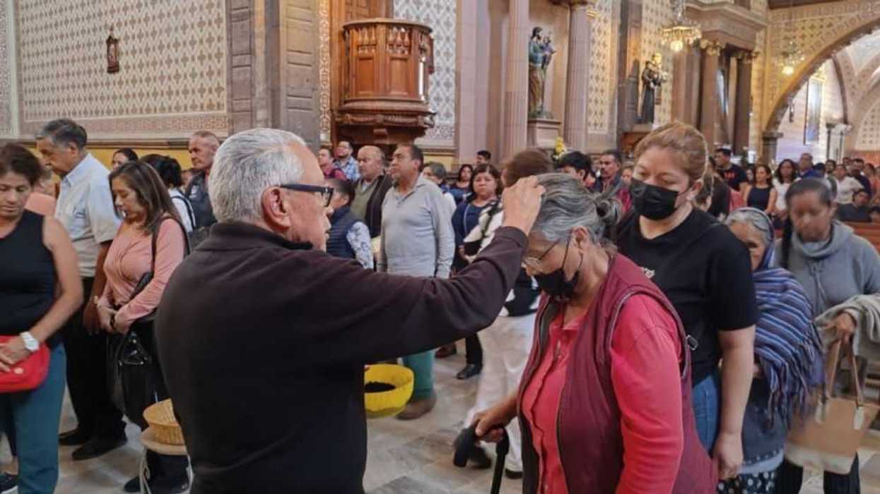 Cientos de Fieles Reciben la Ceniza en San Juan del Río para iniciar la Cuaresma.