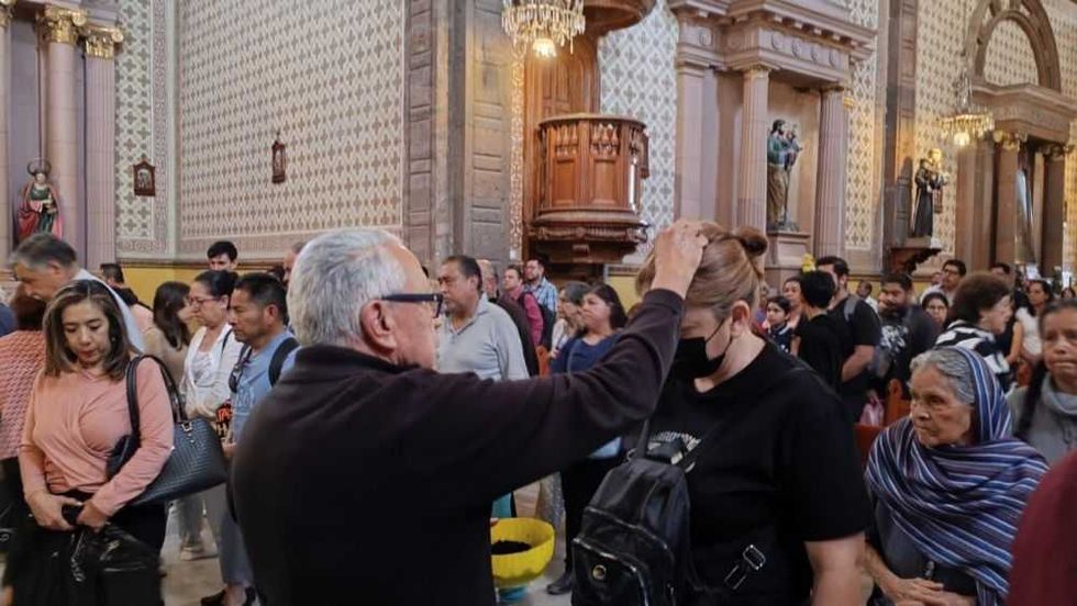 Cientos de Fieles Reciben la Ceniza en San Juan del Río para iniciar la Cuaresma.