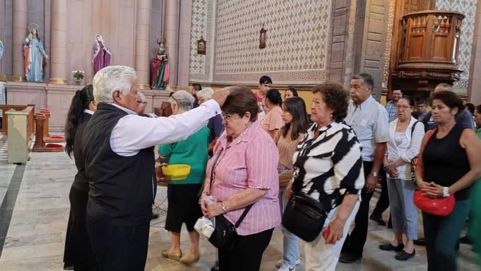 Cientos de Fieles Reciben la Ceniza en San Juan del Río para iniciar la Cuaresma.