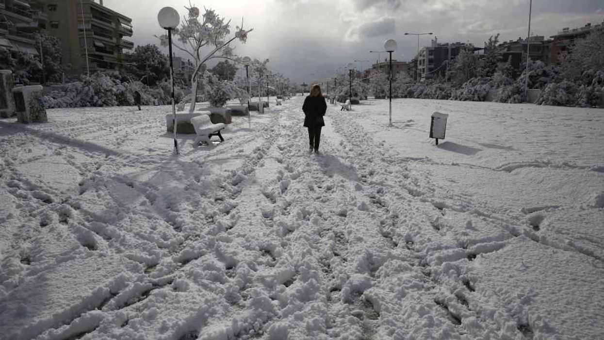 Cierre de las escuelas y comercios en Atenas por temporal de nieve. EFE/EPA/YANNIS KOLESIDIS.