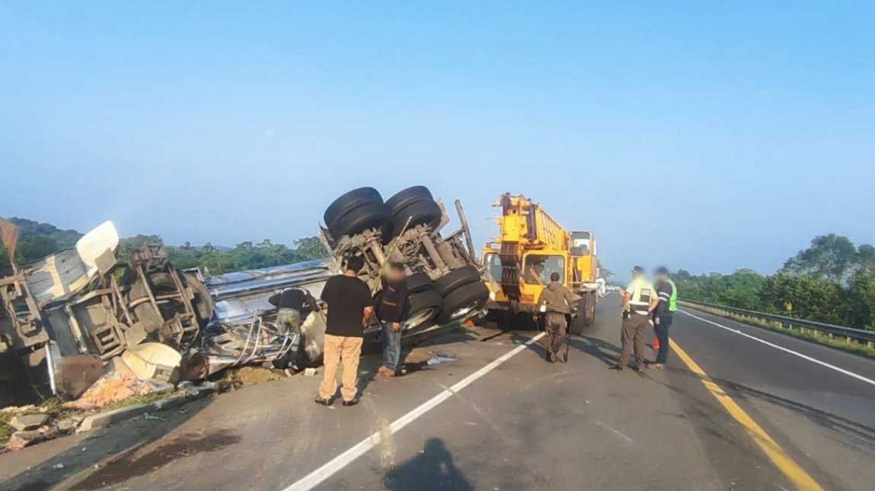 Cierre parcial de circulación en carretera federal Poza Rica-El Cardel tras accidente vial en kilómetro 067+800.