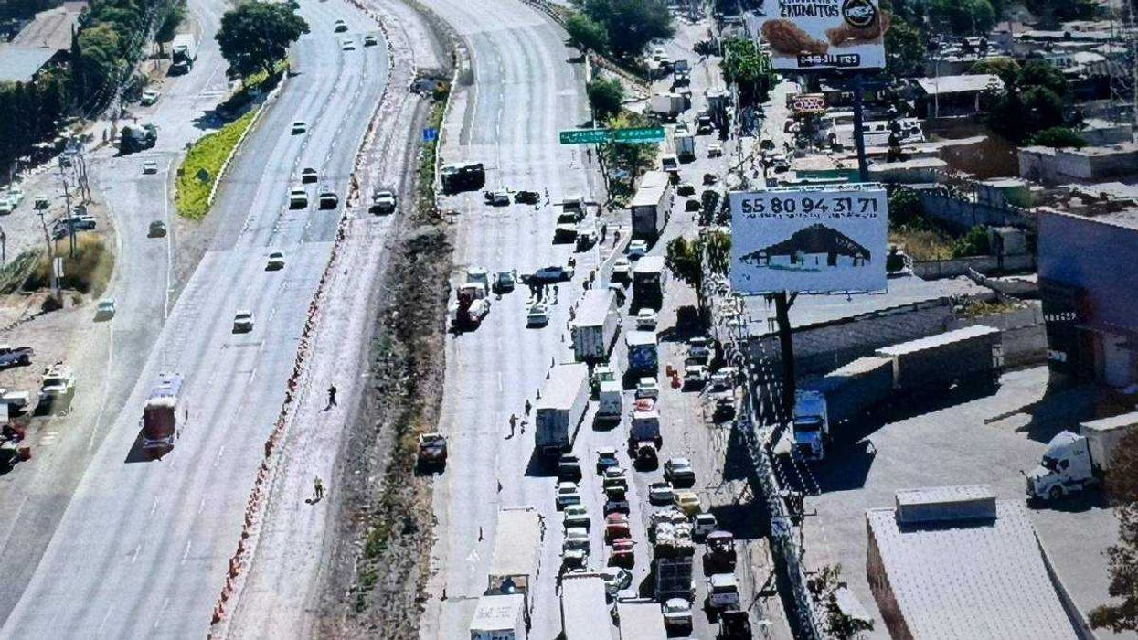 Cierre total de autopista federal 57 por accidente vehicular genera colapso vial en Querétaro.