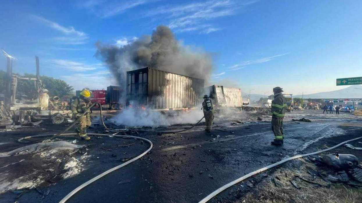 Cierre total por choque de tráileres en Panindícuaro. Foto: Protección Civil Michoacán.