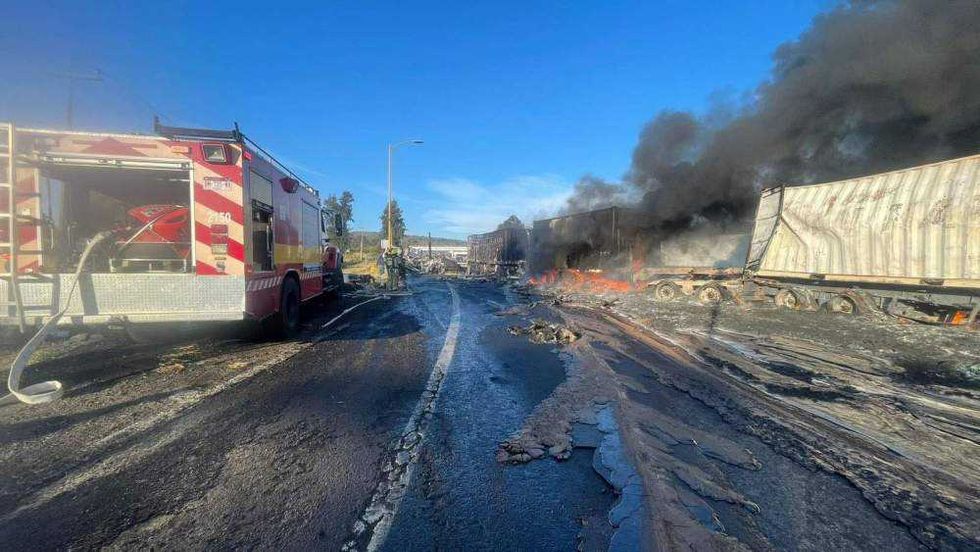 Cierre total por choque de tráileres en Panindícuaro. Foto: Protección Civil Michoacán.
