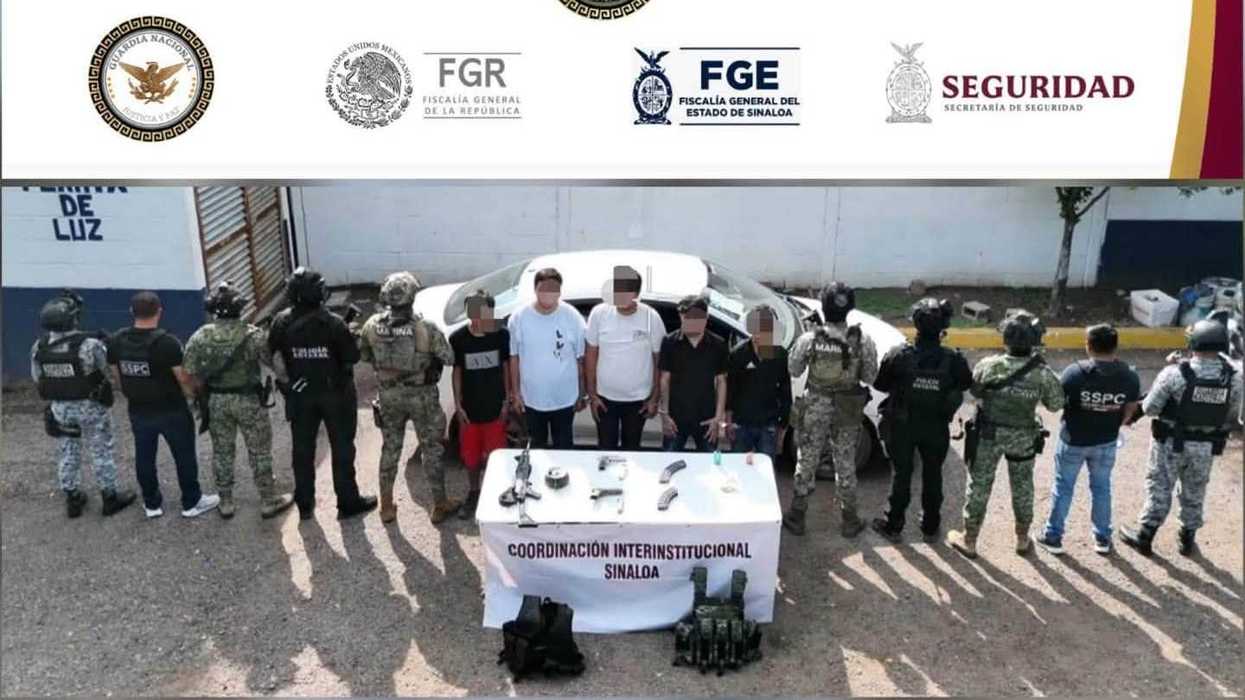 Cinco detenidos en Culiacán, rostros difuminados, junto a elementos federales y estatales y armas aseguradas en una mesa