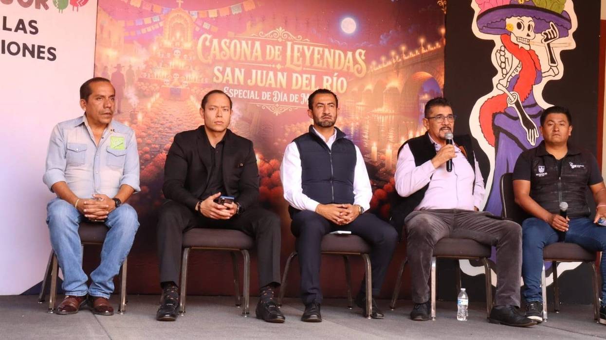 Cinco hombres sentados en un templete, con un fondo de Casona de Leyendas San Juan del Río y una catrina