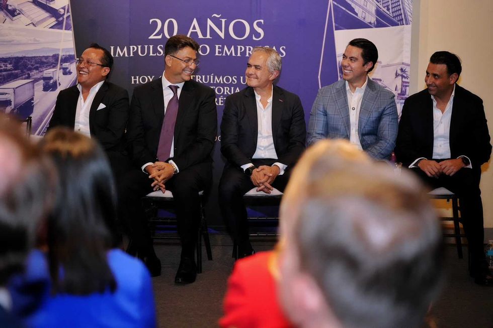 Cinco integrantes del pres\u00eddium sentados durante la inauguraci\u00f3n de las oficinas de PLUSCORP en Quer\u00e9taro.