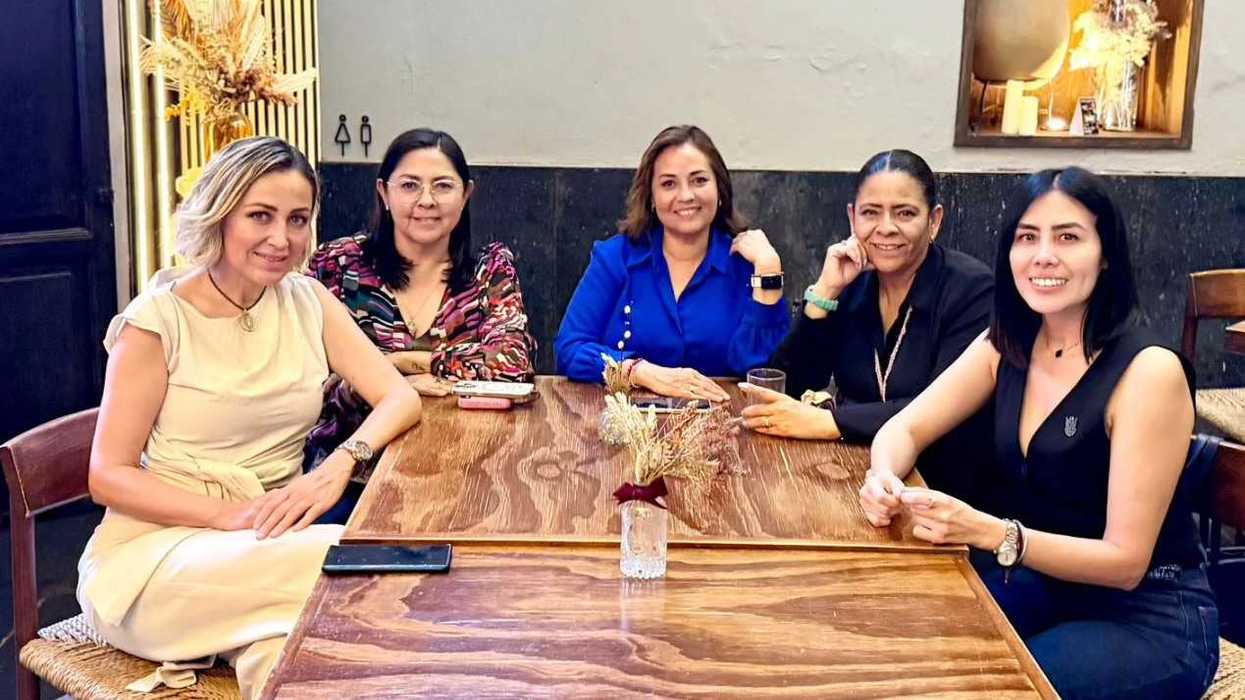 Cinco mujeres panistas reunidas en restaurante de San Juan del Río en mensaje de unidad política rumbo a la candidatura 2027
