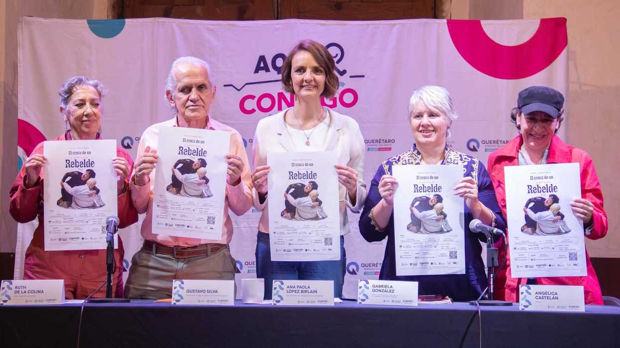 Cinco participantes muestran el cartel de la obra “El canto de un gorrión rebelde”, sobre Édith Piaf, en Querétaro