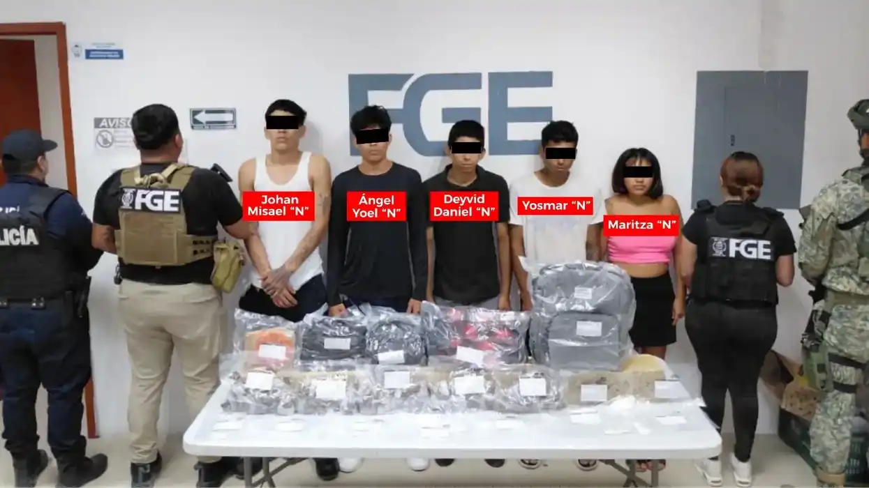Cinco personas detenidas durante un operativo contra el narcomenudeo permanecen frente a los indicios asegurados en instalaciones de la Fiscalía de Quintana Roo.