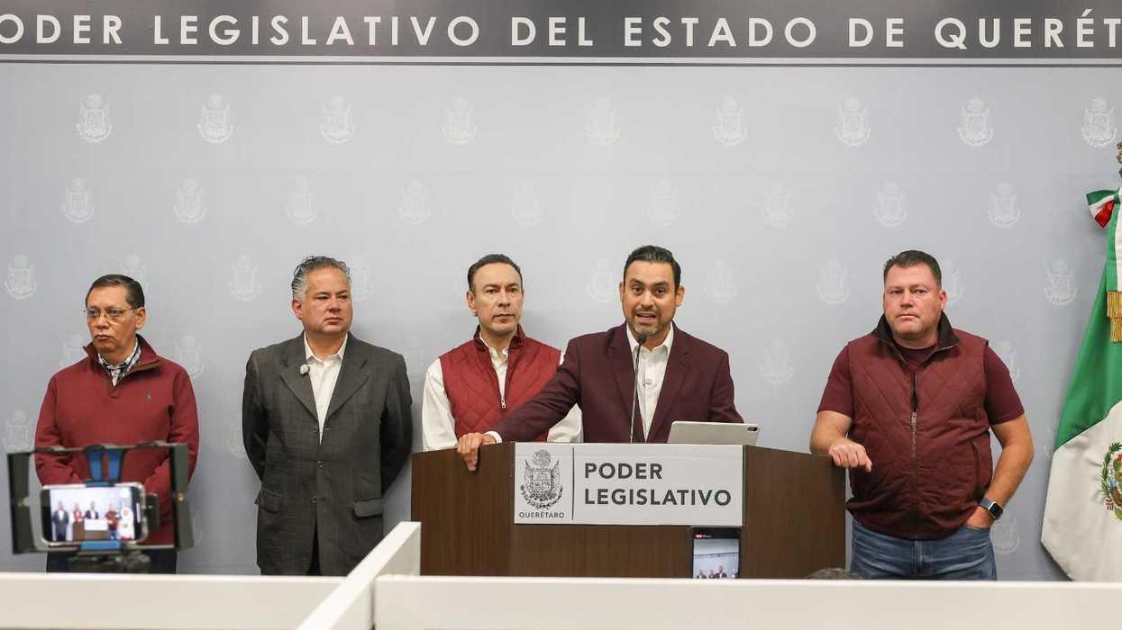 Cinco personas junto al podio del Poder Legislativo en la presentación de la iniciativa de Contraloría Social en obra pública