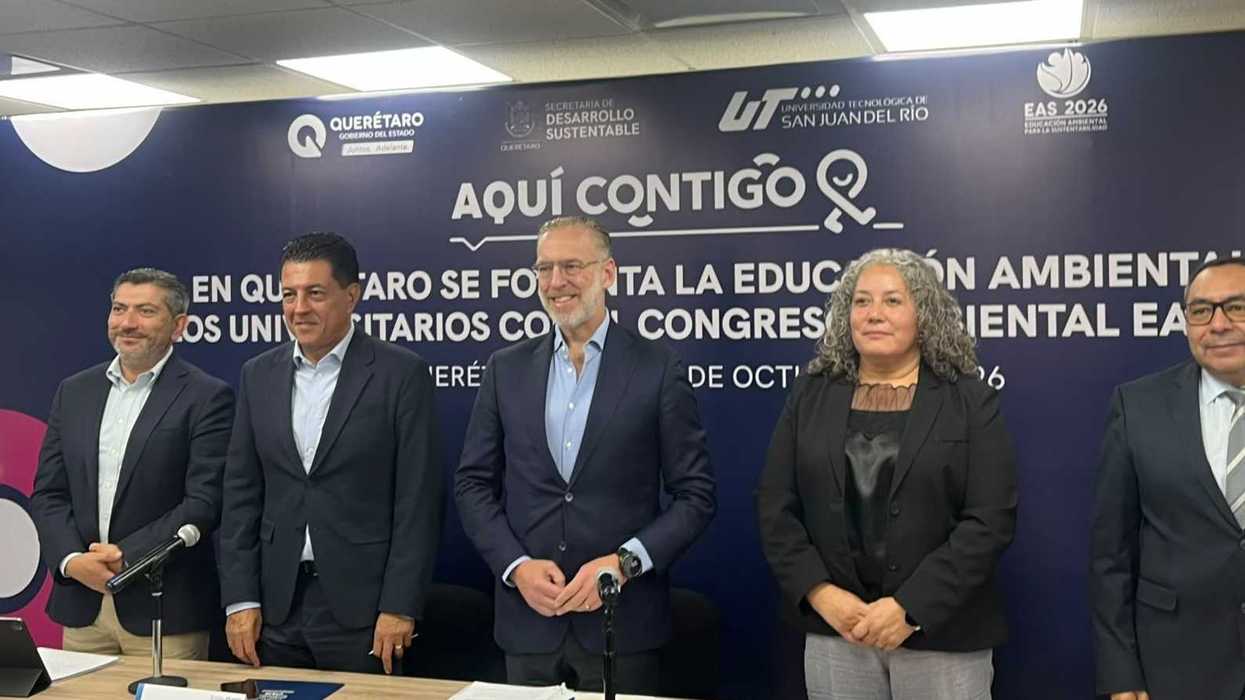 Cinco personas posan frente a una lona con el texto “Congreso Ambiental EAS” y los logotipos de Gobierno de Querétaro y Sedesu