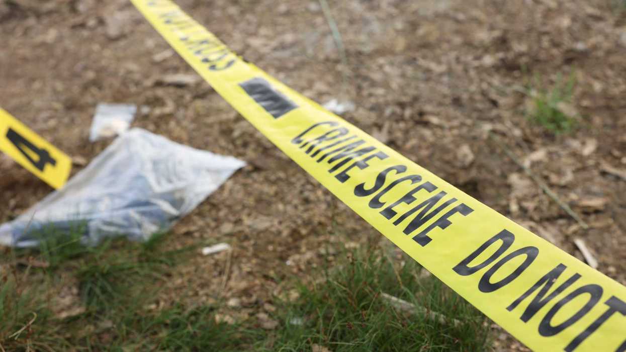 Cinta de acordonamiento y marcador de indicio junto a una bolsa de evidencia sobre terreno con pasto, en referencia al ataque armado en una llantera de Mazatlán.