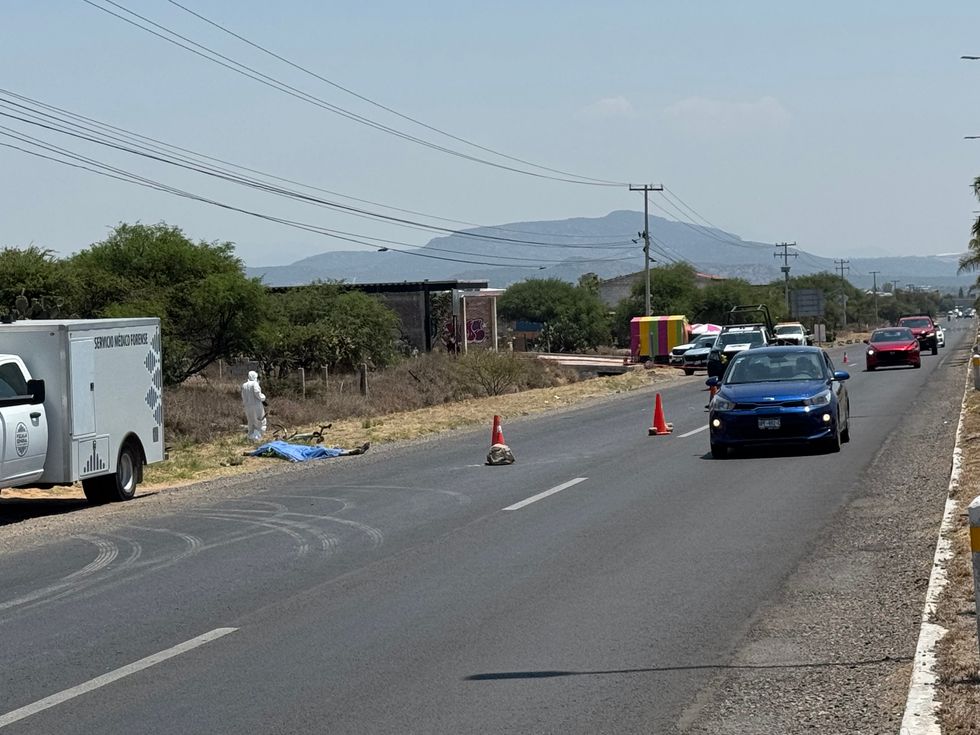 Cinta de rodamiento de la carretera San Juan del R\u00edo-Xilitla en el kil\u00f3metro 18 tras atropellamiento de ciclista en Tequisquiapan.