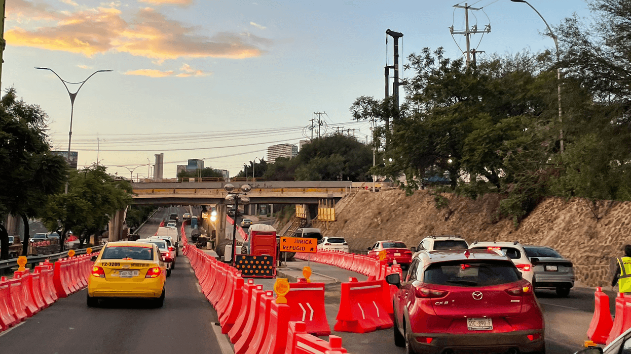 Circulación vehicular en el bulevar Bernardo Quintana durante las obras del tren México-Querétaro.