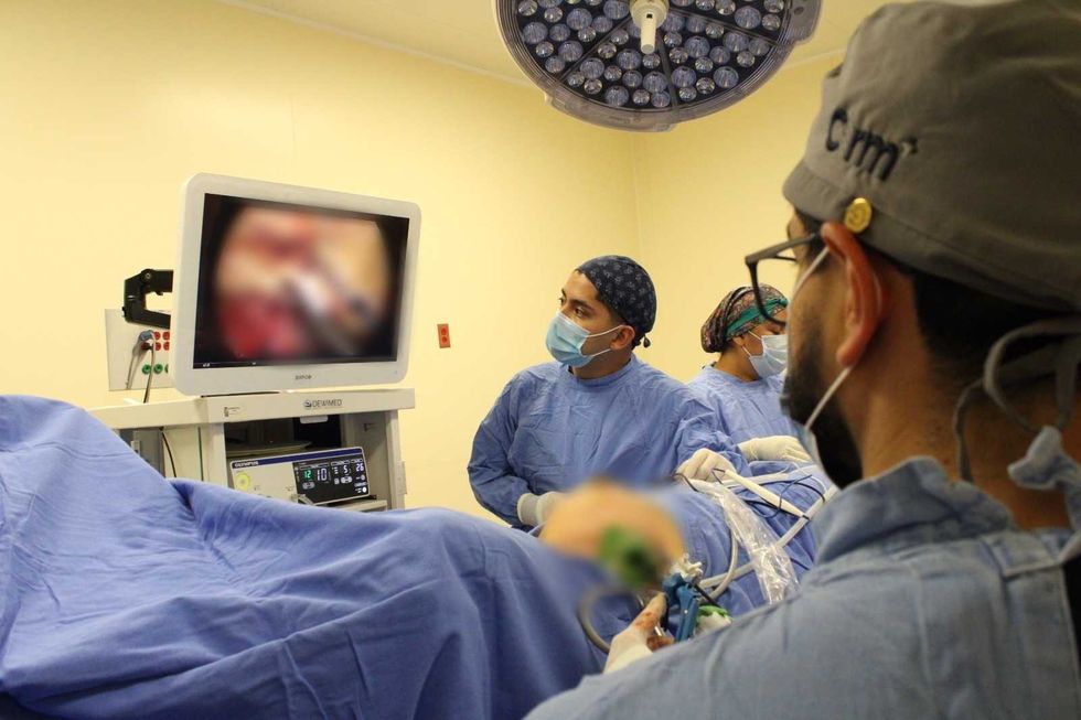 Cirujano del HGR No. 2 del IMSS en El Marqu\u00e9s durante la primera doble mastectom\u00eda endosc\u00f3pica con reconstrucci\u00f3n mamaria, con equipo laparosc\u00f3pico activo visible.