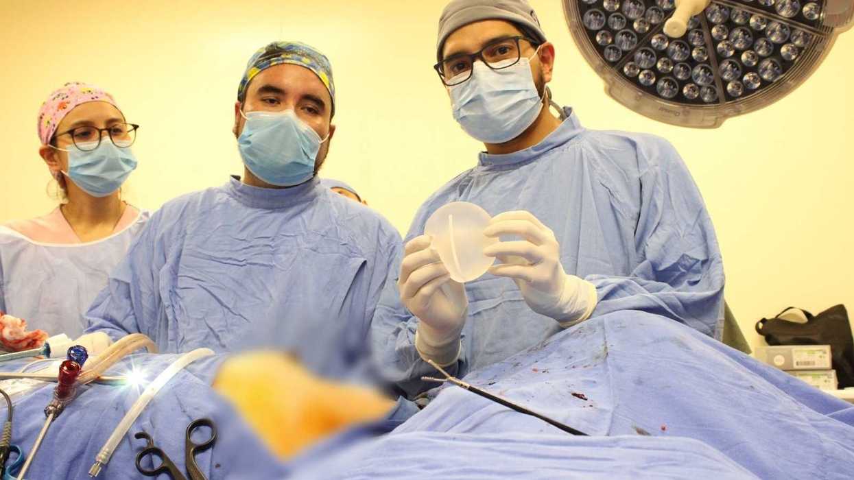 Cirujanos del HGR No. 2 del IMSS en El Marqués muestran el implante mamario utilizado en la primera doble mastectomía endoscópica con reconstrucción inmediata realizada en el Seguro Social.