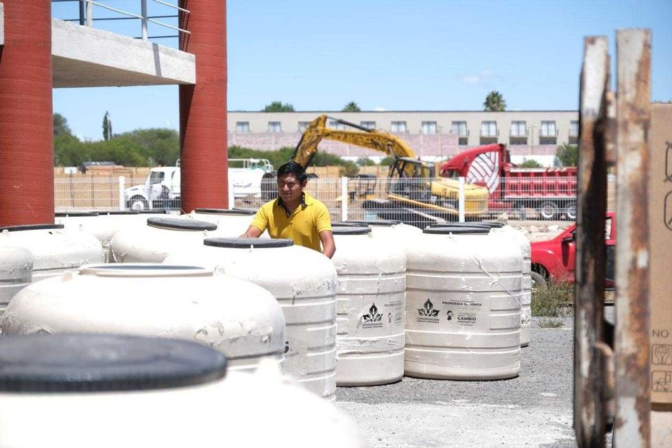 Cisternas etiquetadas como prohibida su venta entregadas por SEDESOQ y Congregaci\u00f3n Mariana Trinitaria en Ezequiel Montes, Quer\u00e9taro