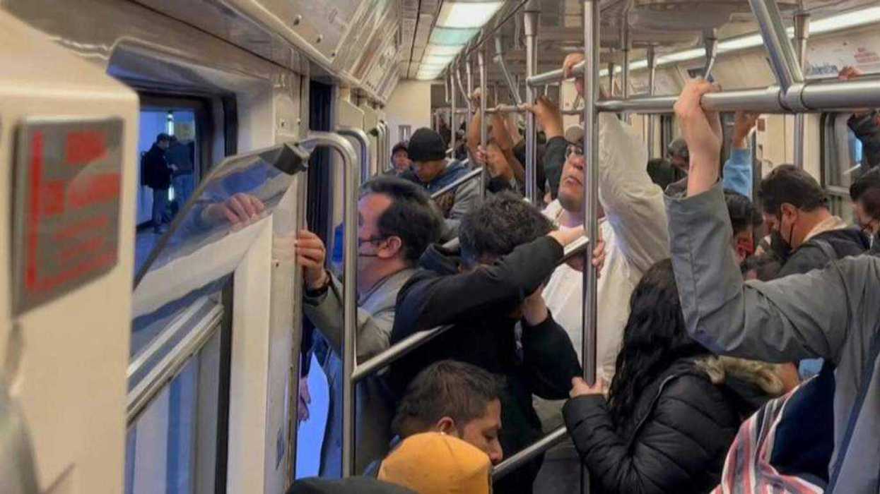 Ciudad de México investiga una serie de ataques con objetos punzantes en el metro. AFP.