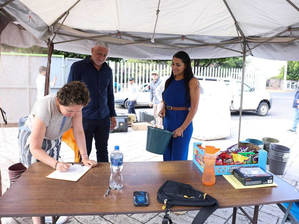 Ciudadana firma registro de participaci\u00f3n en el Reciclat\u00f3n del Centro C\u00edvico de San Juan del R\u00edo durante agosto de 2026