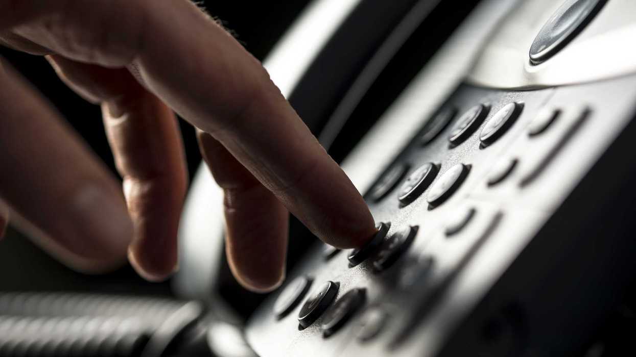 Ciudadano de San Juan del Río realizando llamada al 089 denuncia anónima para reportar situación de riesgo a autoridades municipales