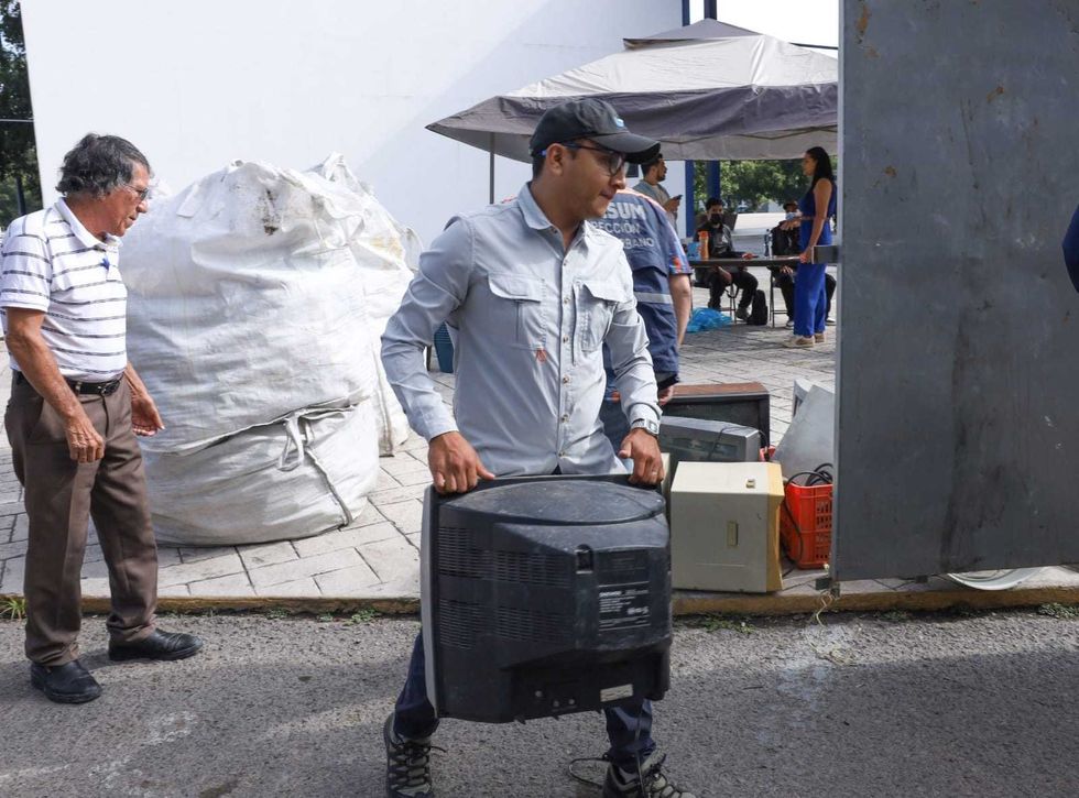 Ciudadano entrega un televisor en el Reciclat\u00f3n del Centro C\u00edvico de San Juan del R\u00edo en agosto de 2026