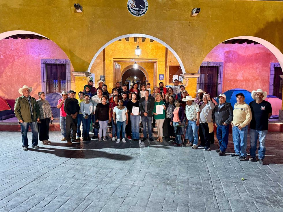 Ciudadanos de Pe\u00f1amiller reunidos frente a la Presidencia Municipal tras lograr acuerdos sobre protesta ciudadana en Pe\u00f1amiller Quer\u00e9taro