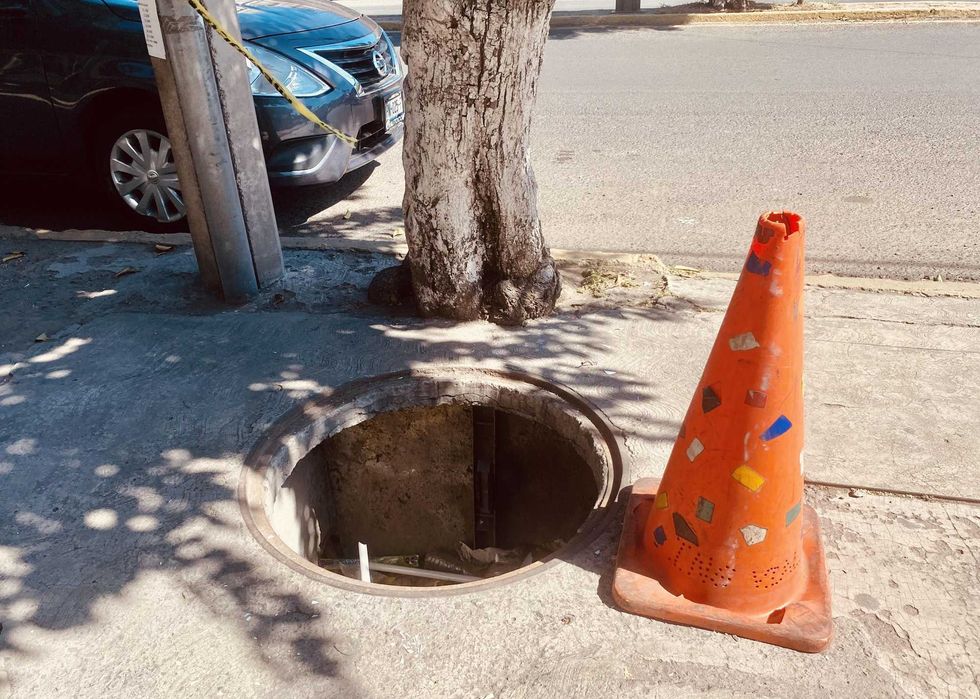 Ciudadanos de San Juan del Río han reportado su preocupación ante un registro que se encuentra sobre una banqueta de la Avenida Hidalgo.