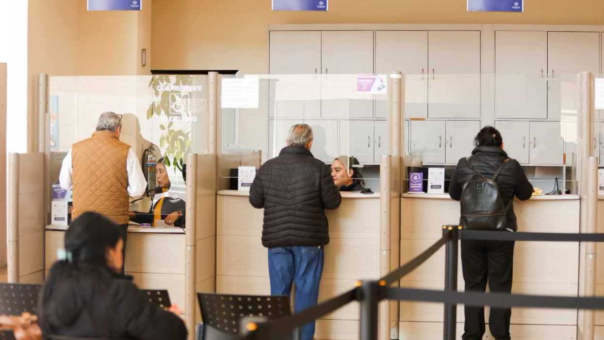 Ciudadanos hacen fila en las cajas de pago del Municipio de Querétaro, cuyas finanzas recibieron triple calificación AAA en 2026.