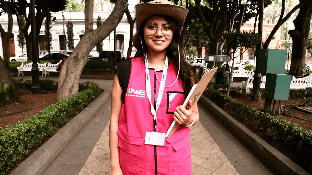 Ciudadanos haciendo fila para registro en convocatoria de empleo del INE en proceso electoral 2026 en México