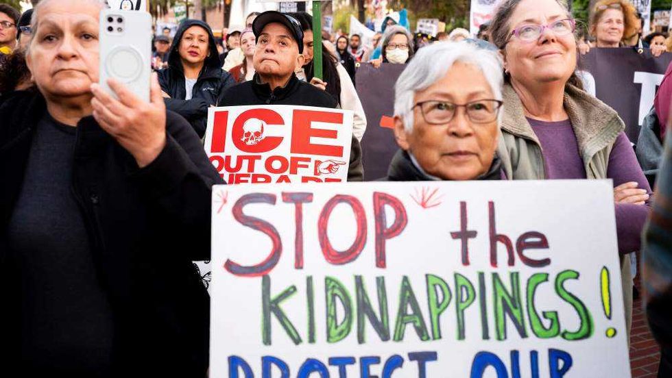 Ciudadanos naturalizados expresan preocupación ante nuevas políticas migratorias. AP.