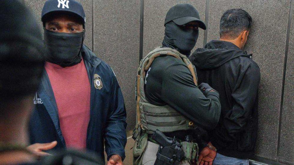 Ciudadanos naturalizados expresan preocupación ante nuevas políticas migratorias. AP.