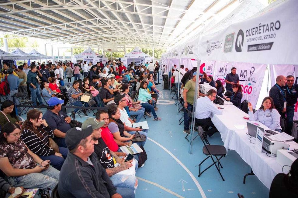 Ciudadanos realizan tr\u00e1mites en la Jornada Aqu\u00ed Contigo Gober en la Unidad Deportiva Maqu\u00edo de San Juan del R\u00edo.