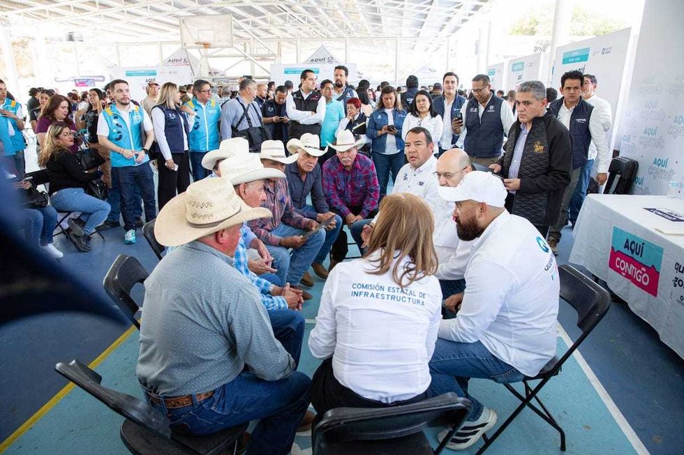 Ciudadanos realizan tr\u00e1mites en la Jornada Aqu\u00ed Contigo Gober en la Unidad Deportiva Maqu\u00edo de San Juan del R\u00edo.