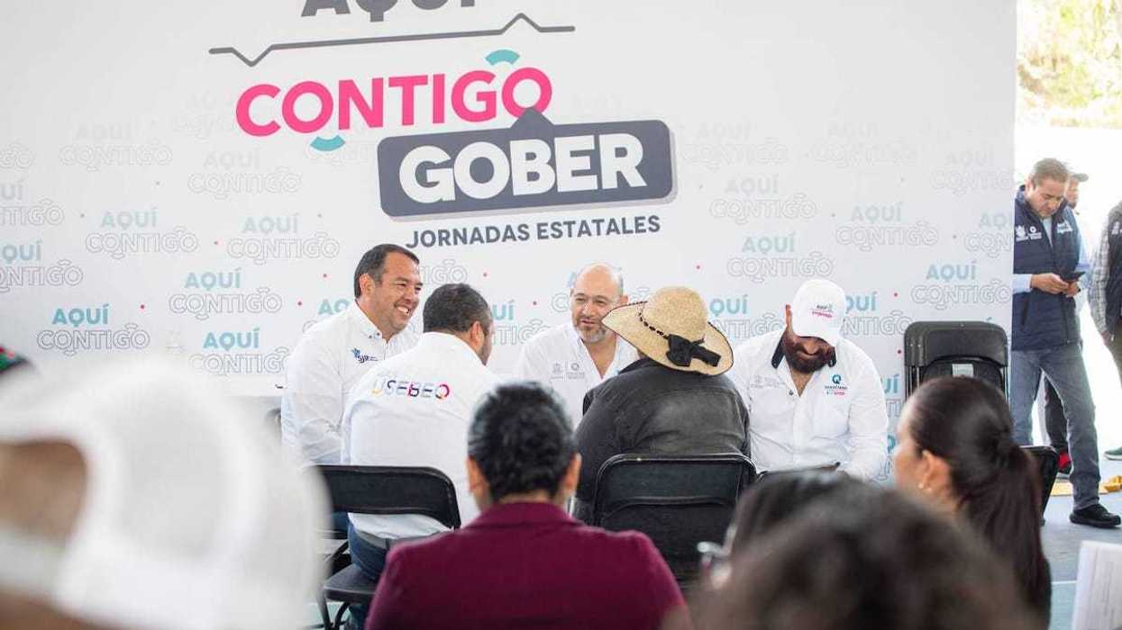 Ciudadanos realizan trámites en la Jornada Aquí Contigo Gober en la Unidad Deportiva Maquío de San Juan del Río.