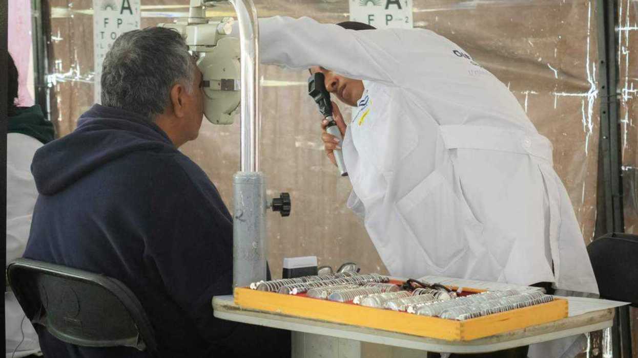 Ciudadanos reciben atención médica gratuita en Feria de Salud Cuidando de Ti en San Juan del Río con servicios de vacunación y detección de enfermedades.