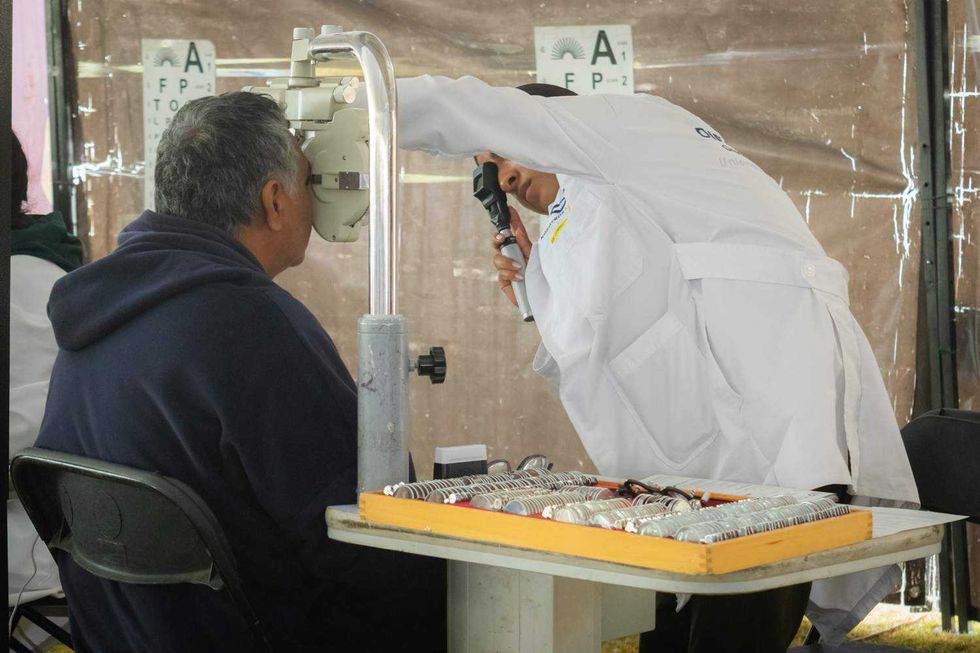 Ciudadanos reciben atención médica gratuita en Feria de Salud Cuidando de Ti en San Juan del Río con servicios de vacunación y detección de enfermedades.