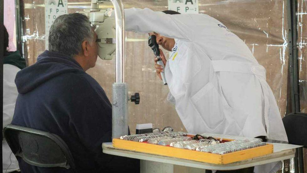 Ciudadanos reciben atención médica gratuita en Feria de Salud Cuidando de Ti en San Juan del Río con servicios de vacunación y detección de enfermedades.