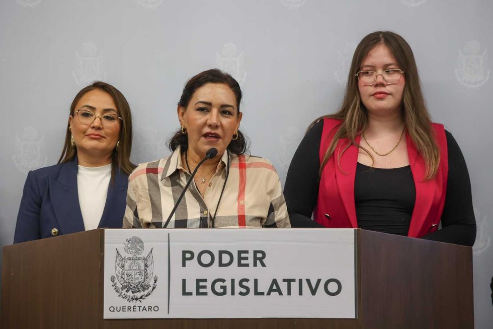 Claudia D\u00edaz Gayou junto a otras legisladoras durante la conferencia en el Poder Legislativo