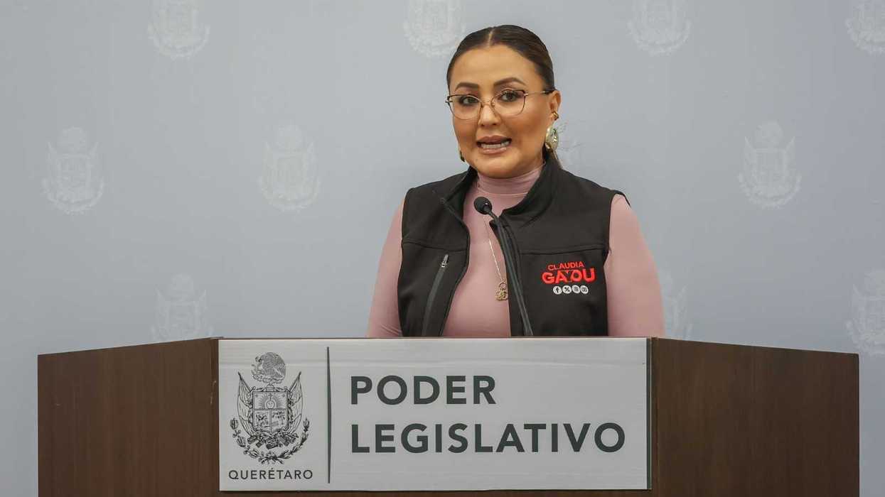 Claudia Díaz Gayou, coordinadora del PT, durante la rueda de prensa en el Congreso de Querétaro sobre pensiones doradas.