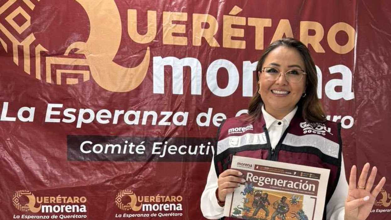 Claudia Díaz Gayou sostiene publicación de Morena durante acto de afiliación al partido en Querétaro