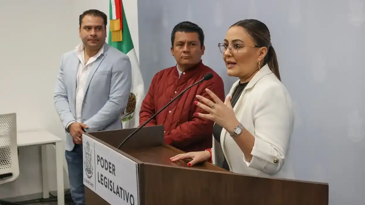 Claudia Díaz Gayou y Eric Silva participan en conferencia sobre predios donados en Querétaro