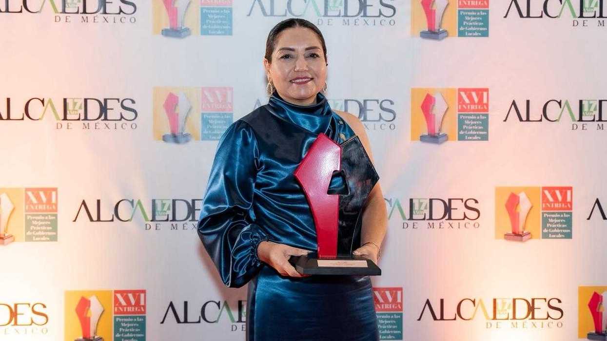 Claudia Martínez Guevara sostiene el trofeo del Premio a las Mejores Prácticas de Gobiernos Locales 2026 en Ciudad de México.